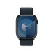 Forsiden av Sport Loop i midnatt som viser Apple Watch urskiven og Digital Crown