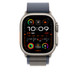 Loop Alpine azul a mostrar o Apple Watch com caixa de 49 mm, botão lateral e Digital Crown