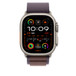 Alpine Loop i indigo som viser Apple Watch med 49 mm urkasse, sideknapp og digital crown