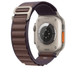 Image d’un bracelet Boucle Alpine indigo associé à une Apple Watch Ultra dont on voit les capteurs de santé et la zone de recharge au dos du boîtier