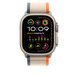 Loop Trail laranja e bege a mostrar o Apple Watch com caixa de 49 mm, botão lateral e Digital Crown.
