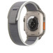 Image d’un bracelet Boucle Trail vert/gris associé à une Apple Watch Ultra dont on voit les capteurs de santé et la zone de recharge au dos du boîtier