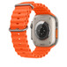 Image d’un Bracelet Océan orange associé à une Apple Watch Ultra dont on voit les capteurs de santé et la zone de recharge au dos du boîtier