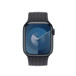 Etunäkymä keskiyönsinisestä punotusta Solo Loop ‑rannekkeesta, kuvassa näkyvät Apple Watchin kellotaulu ja Digital Crown