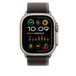 Blå/svart terrängloop med Apple Watch med 49-millimetersboett, sidoknapp och Digital Crown.