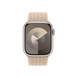Etunäkymä beigestä punotusta Solo Loop ‑rannekkeesta, kuvassa näkyvät Apple Watchin kellotaulu ja Digital Crown