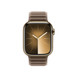 Vorderansicht des Armbands mit Magnetverschluss in Taupe mit dem Zifferblatt der Apple Watch und der Digital Crown