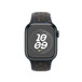 Nike-sportband i Midnight Sky (svart) där man ser Apple Watch med 41-millimetersboett och Digital Crown.