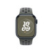 Cargo khaki (sötétzöld) Nike sportszíj 41 mm-es Apple Watchon. A képen jól látható a Digital Crown.