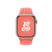 Nike-sportband i Magic Ember (orange) där man ser Apple Watch med 41-millimetersboett och Digital Crown.