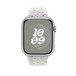 Platinový (bílý) sportovní řemínek Nike se zobrazeným 45mm pouzdrem Apple Watch a korunkou Digital Crown.