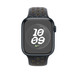 Nike-sportband i Midnight Sky (svart) där man ser Apple Watch med 45-millimetersboett och Digital Crown.