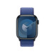 Vooraanzicht van een oceaanblauw geweven sportbandje met de wijzerplaat van een Apple Watch en de Digital Crown