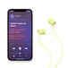 Beats Flex-öronsnäckor ligger bredvid iPhone för att visa storleksförhållandet.