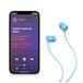 Écouteurs Beats Flex posés à côté d’un iPhone pour comparer la taille.