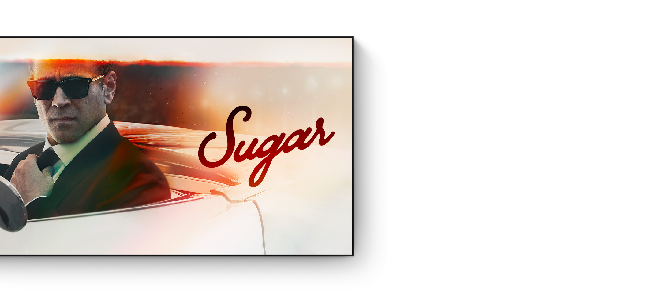 Sugar sur Apple TV+, avec Colin Farrell installé au volant d’un cabriolet classique, portant un costume et des lunettes de soleil, en train d’ajuster sa cravate, l’air grave