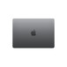 Un MacBook Air chiuso visto dall’alto, forma rettangolare, angoli arrotondati, logo Apple al centro, grigio siderale