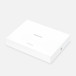 Bovenaanzicht van witte verzenddoos, Apple logo op de zijkant, tekst luidt: MacBook Pro, Apple Certified Refurbished
