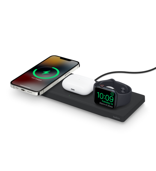 La base de carga inalámbrica 3 en 1 BOOST Charge Pro de Belkin con MagSafe puede cargar el iPhone, el estuche de carga inalámbrica para los AirPods y el Apple Watch al mismo tiempo.
