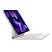 Image de profil montrant la minceur d’un Magic Keyboard fixé à un iPad.