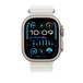 Correa Ocean blanca que muestra un Apple Watch con caja de 49 mm, el botón lateral y la Digital Crown