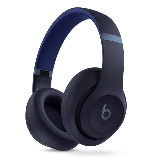 Fone de ouvido sem fio Beats Studio Pro azul-marinho, com almofadas de couro Ultra-Plush projetadas para serem mais confortáveis ​​e resistentes.