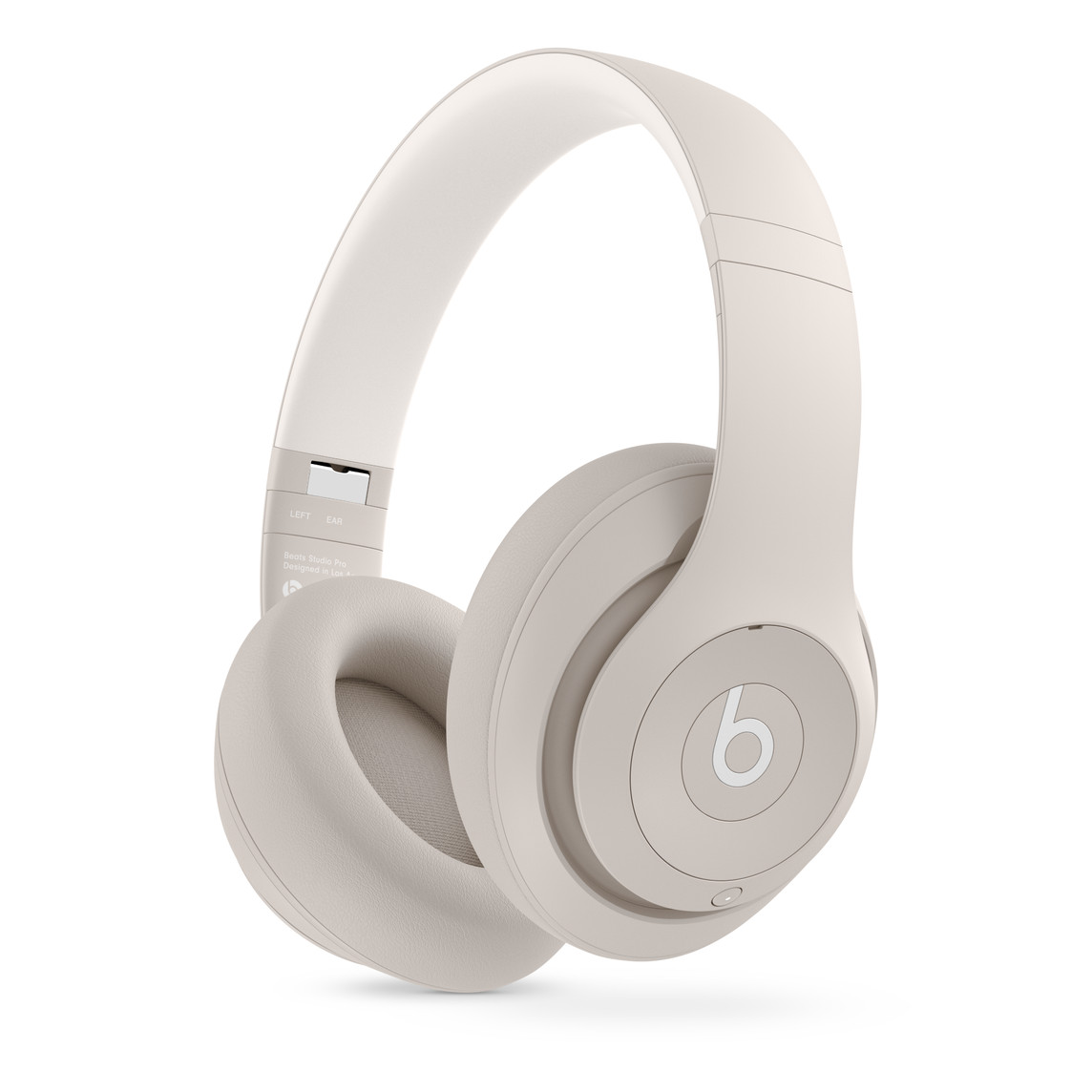 Fone de ouvido sem fio Beats Studio Pro arenito, com almofadas de couro Ultra-Plush projetadas para serem mais confortáveis ​​e resistentes.
