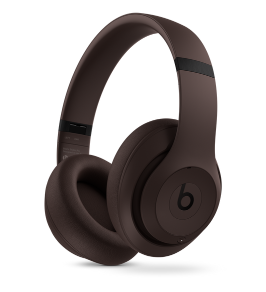 Fone de ouvido sem fio Beats Studio Pro marrom intenso, com almofadas de couro Ultra-Plush projetadas para serem mais confortáveis ​​e resistentes.