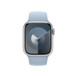 Pulseira esportiva azul-clara mostrando a caixa de 41 mm e a Digital Crown do Apple Watch.