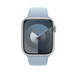 Pulseira esportiva azul-clara mostrando a caixa de 45 mm e a Digital Crown do Apple Watch.