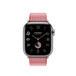 Correa Toile H Simple Tour color Framboise/Écru (rosa) con la carátula de un Apple Watch. 