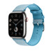 Image montrant le bracelet Toile H simple tour bleu céleste et écru, le cadran d’une Apple Watch et la Digital Crown.