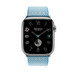 Image montrant le bracelet Toile H simple tour bleu céleste et écru et le cadran d’une Apple Watch. 