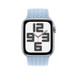 Vue avant du bracelet solo tressé bleu clair montrant le cadran d’une Apple Watch et la Digital Crown