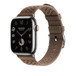 Image montrant le bracelet Tricot simple tour beige de Weimar, le cadran d’une Apple Watch et la Digital Crown.