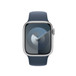 Pulseira esportiva azul-tempestade mostrando a caixa de 41 mm e a Digital Crown do Apple Watch.
