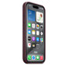 Vista en ángulo de la parte lateral y frontal de la funda de FineWoven rojo mora con MagSafe para el iPhone 15 Pro con Botón de Acción de aluminio y botones de volumen de aluminio, abarcando por completo los bordes del iPhone.