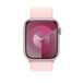 Vue avant du bracelet sport à rabat rose dragée montrant le cadran d’une Apple Watch et la Digital Crown.