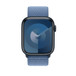 Vue avant du bracelet sport à rabat bleu hivernal montrant le cadran d’une Apple Watch et la Digital Crown.