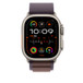 Pulseira loop Alpina índigo mostrando o Apple Watch com caixa de 49 mm, o botão lateral e a Digital Crown.