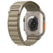 Image du bracelet Alpin olive montrant les capteurs de santé et la surface de recharge au dos d’Apple Watch Ultra
