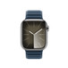 Vue avant du bracelet à maillons magnétique bleu Pacifique montrant le cadran d’une Apple Watch et la Digital Crown
