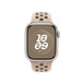 Pulseira esportiva Nike arenito (marrom-clara) mostrando o Apple Watch com caixa de 41 mm e a Digital Crown.