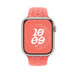 Pulseira esportiva Nike brasa-magia (laranja) mostrando o Apple Watch com caixa de 45 mm e a Digital Crown.