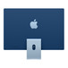 iMac bleu, vue arrière, logo Apple centré, d’une couleur plusieurs tons plus clairs que celle du boîtier, ouverture pour câble sur le pied, ports USB-C et Thunderbolt en bas à gauche, bouton d’alimentation en bas à droite