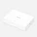Boîte d’expédition blanche, logo Apple sur un côté, vue de biais, inscriptions indiquant que la boîte contient un MacBook Air remis à neuf certifié Apple