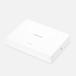 Boîte d’expédition blanche, logo Apple sur un côté, vue de biais, inscriptions indiquant que la boîte contient un MacBook Pro remis à neuf certifié Apple