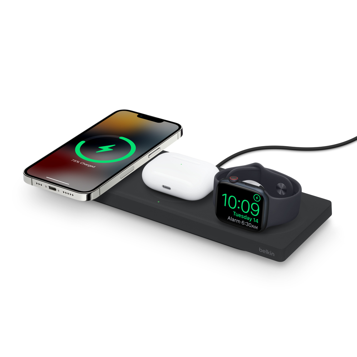Belkin Boost Charge Pro 三合一 MagSafe 無線充電板可同時為你的 iPhone、適用於 AirPods 的無線充電盒及 Apple Watch 進行充電。