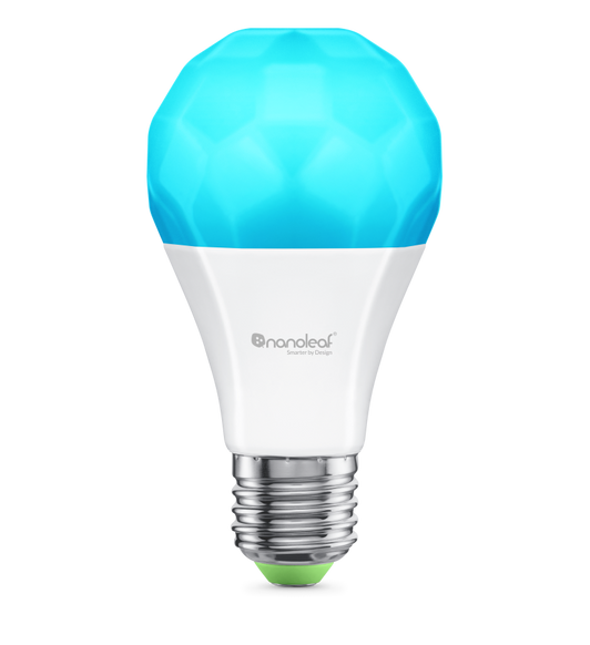 Essentials Matter 智能燈膽，頂部 LED 設為藍色，中間部分一側印有 Nanoleaf 標誌，底部採用標準燈膽螺旋。