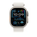 白色海洋錶帶，並展示 Apple Watch 的 49 毫米錶殼、側邊按鈕及數碼錶冠